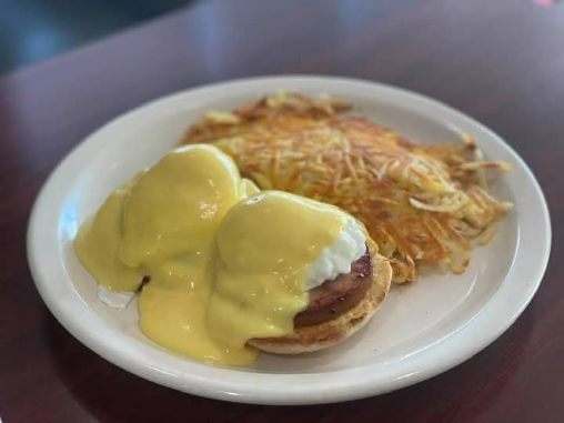 Eggs Benedict with hollandaise and crispy shredded hash browns
